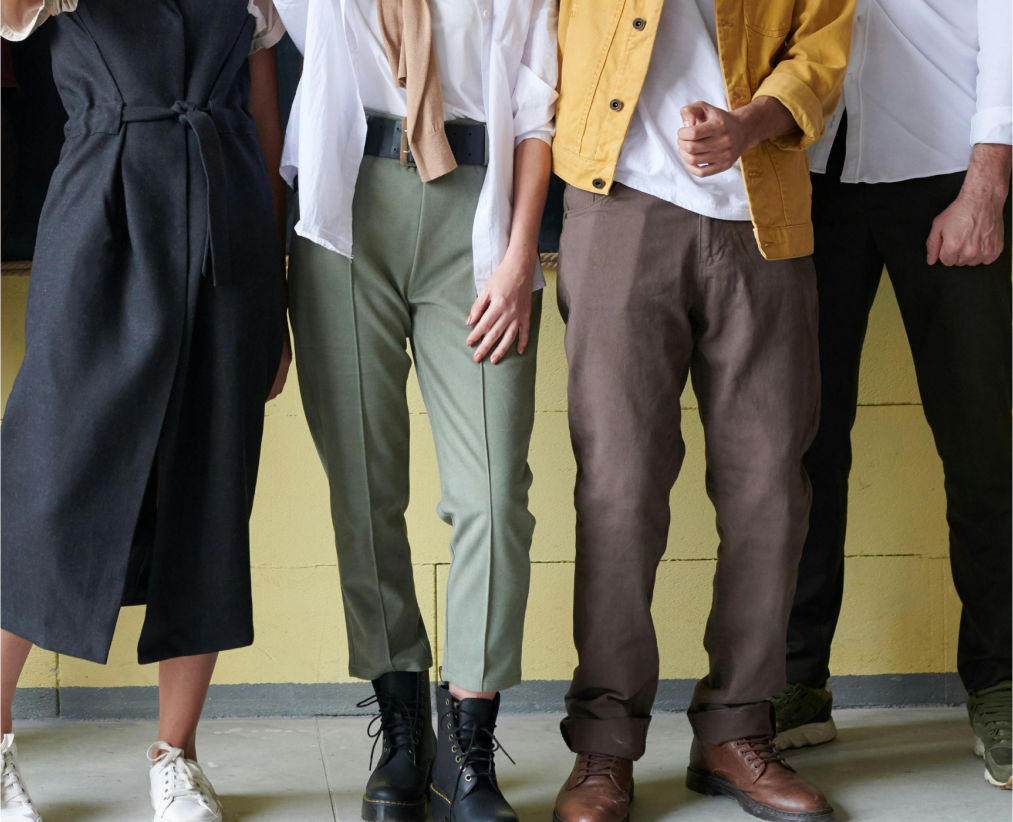 Mitarbeiter stehen in einem Flur