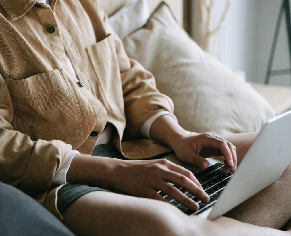 Frau an einem Laptop
